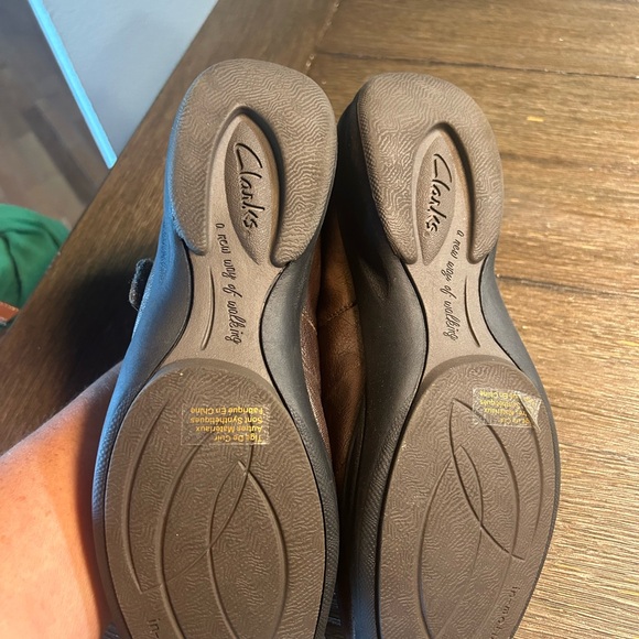 Like new! Clarks In motion Mary Jane shoes 10 wide - Picture 7 of 9